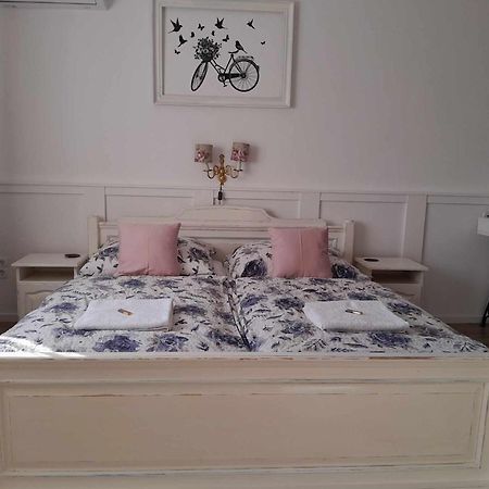 Edina Vintage Vendeghaz Apartment โมชนมายารูวาร์ ภายนอก รูปภาพ