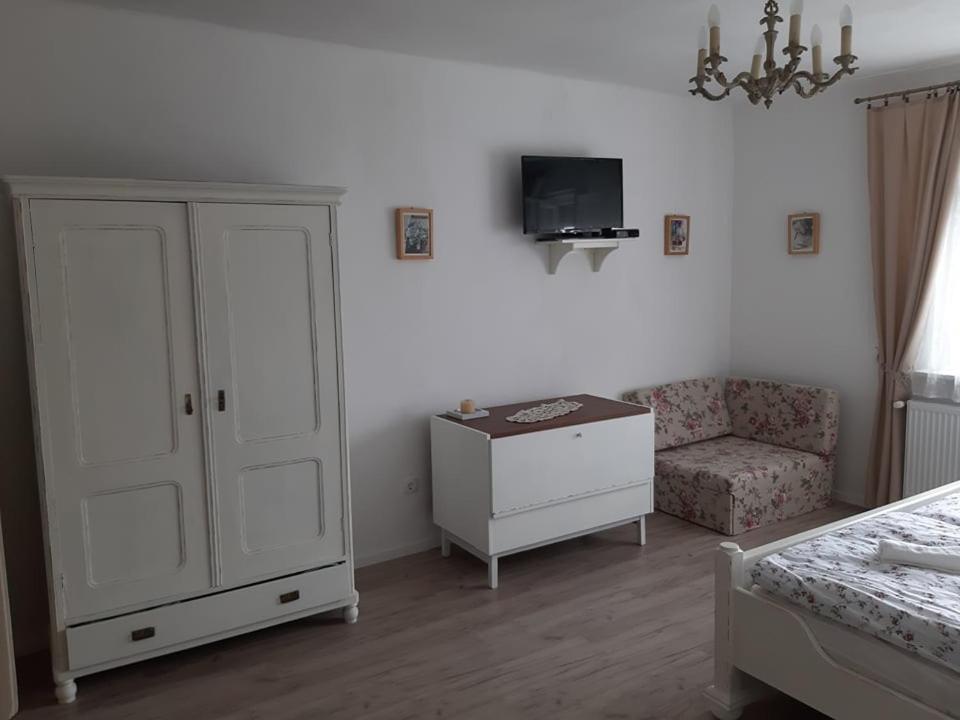 Edina Vintage Vendeghaz Apartment โมชนมายารูวาร์ ภายนอก รูปภาพ
