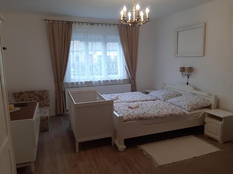 Edina Vintage Vendeghaz Apartment โมชนมายารูวาร์ ภายนอก รูปภาพ