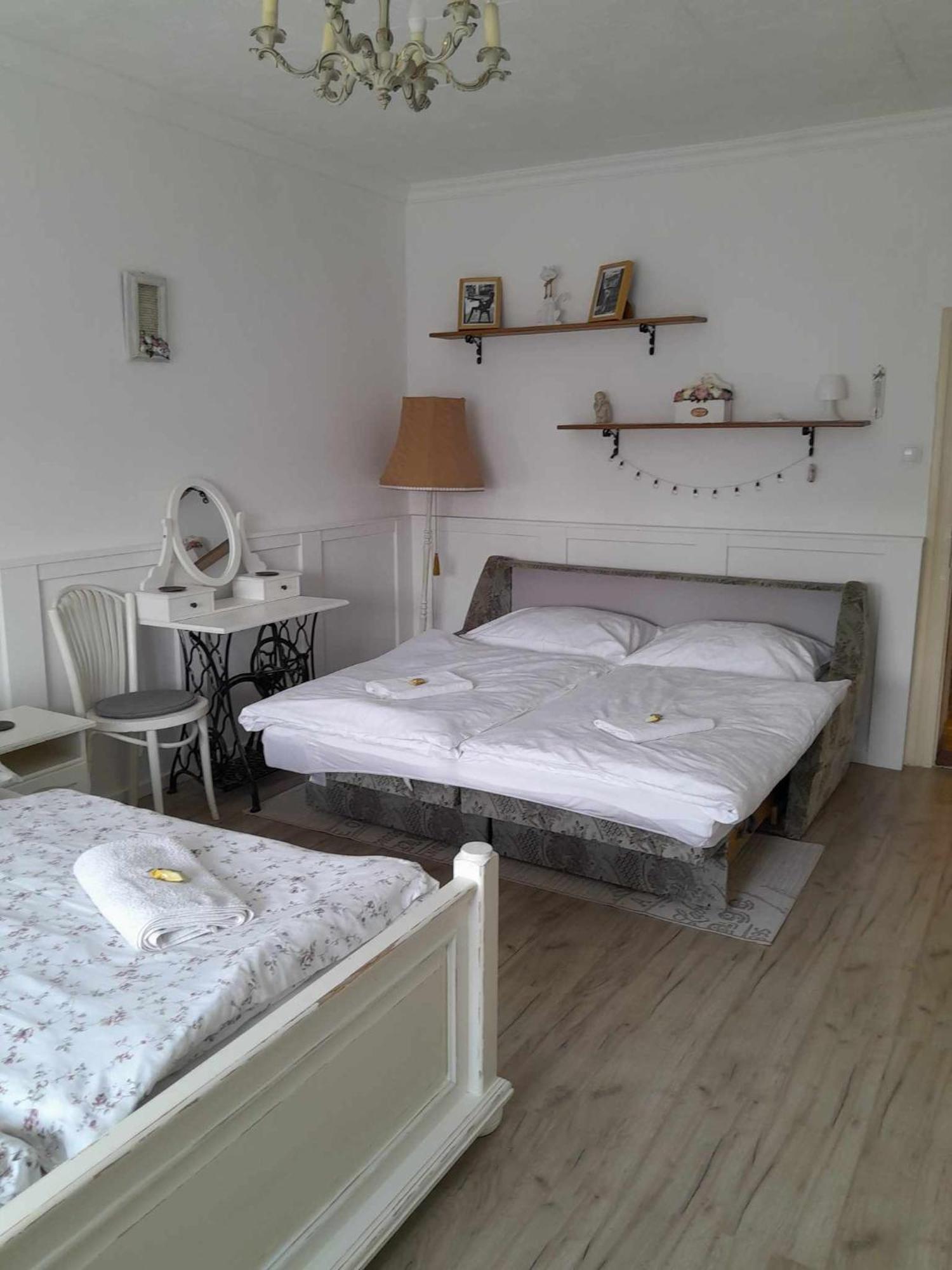 Edina Vintage Vendeghaz Apartment โมชนมายารูวาร์ ภายนอก รูปภาพ