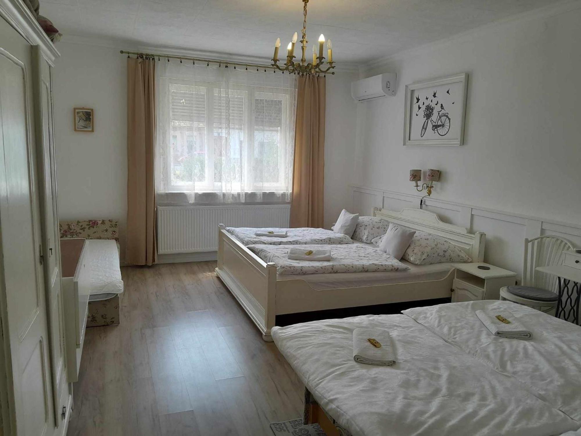 Edina Vintage Vendeghaz Apartment โมชนมายารูวาร์ ภายนอก รูปภาพ