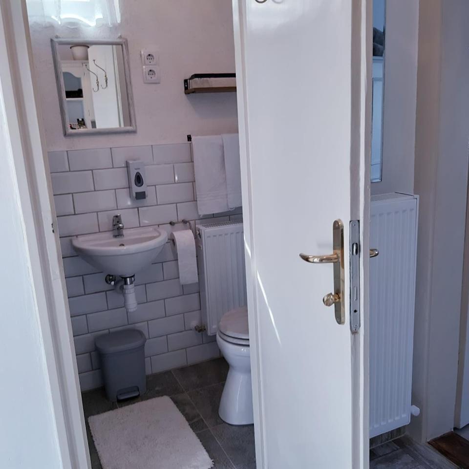 Edina Vintage Vendeghaz Apartment โมชนมายารูวาร์ ภายนอก รูปภาพ