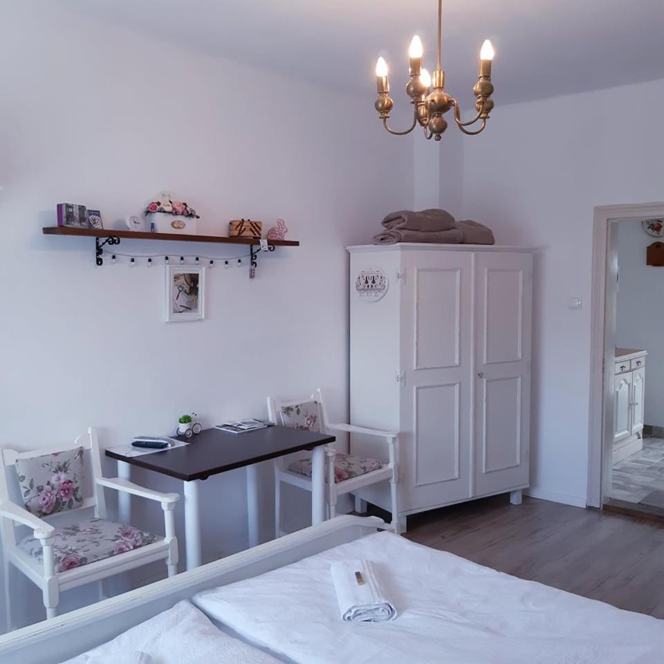 Edina Vintage Vendeghaz Apartment โมชนมายารูวาร์ ภายนอก รูปภาพ